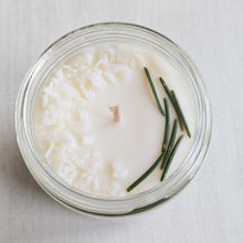 Load image into Gallery viewer, Snow Frosted Wreath Candle